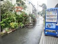 前面道路右側です