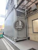 外階段の上り口前に設置された鉄扉