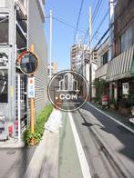 玄関前の通りは落ち着いた環境です