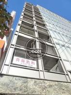 玄関前から見上げた外装です