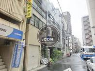 近隣には老舗の店舗が建ち並んでおります