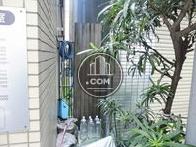 ビルの脇には水道があり清掃などに役立ちます