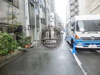 前面道路右側です