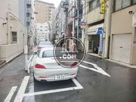 前面道路にはコインパーキングがあります