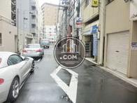 前面道路右側です