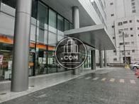 ガラス張りの正面エントランスです