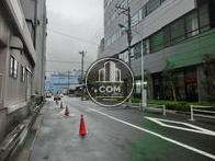 ビルの側道です