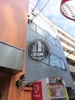 グレーの色合いをした外観です