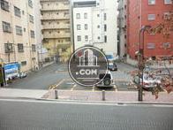 建物向かいは広い駐車場になっております