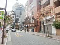 前面道路右側です