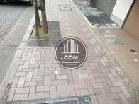 前面には２ｍ程の歩道があります