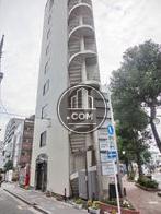 少し平べったいビル