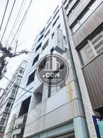 歩道から見上げた外観