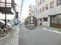 玄関前の通り