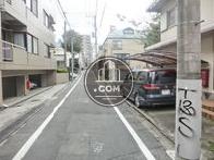 前面道路右側です