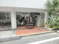 自転車は正面玄関前に駐車が可能です
