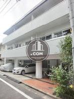 白を基調としたシックな建物です