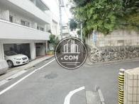 前面道路左側です