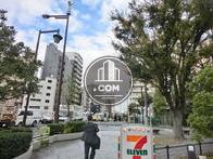 ビルの前に緑豊かなスペースがあります