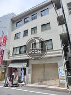 窓が規則的に並んでいます