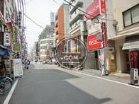 様々な商店が立ち並んでいます