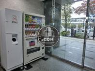 エントランスに自動販売機が設置されています
