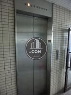 エレベーターが一台あります