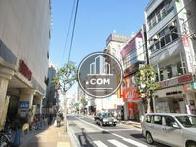 大小の店舗が軒を連ねます