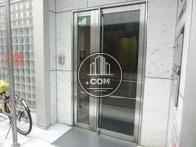 シンプルな正面エントランス