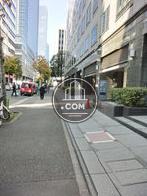 ビル側面側の歩道です