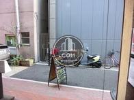 玄関前の通りです