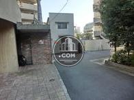 路地を曲がり坂を降りると湯島駅です