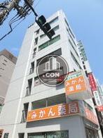 角地から見上げた外壁
