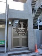 階段出口には侵入防止の格子戸があります
