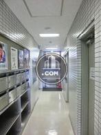 左手が集合ポストと機械警備盤、右手が管理室、突き当りが通用口です