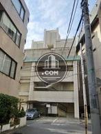 建物正面の道路から見た外観