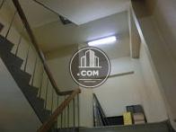 室内階段見上げたアングル