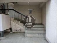 正面玄関に続く階段