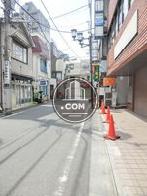 玄関前の通り