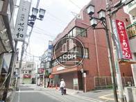 様々な店舗が建ち並ぶエリア