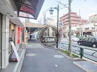 商店街のアーケードが見えます