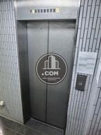 エレベーター乗り場前