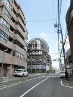 十字路の角地です