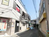 隣接する側道