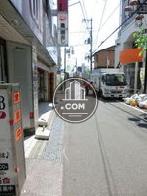 玄関前の通り