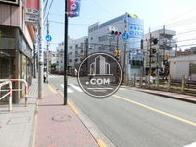 玄関前の通り