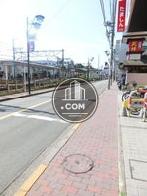 対面側に最寄駅が見えます