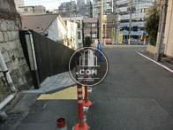 階段下は大久保通り