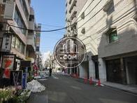 店舗が建ち並びます