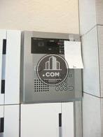 玄関はオートロックです